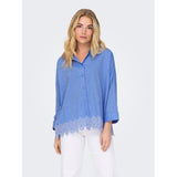 ONLY ONLY dam skjorta ONLGRACES Shirt Blue Bonnet BRIGHT WHITE EMB.