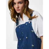 PIECES PIECES dam klänning PCFLORA Dress Medium Blue Denim WHITE FLOWER EMBROIDE