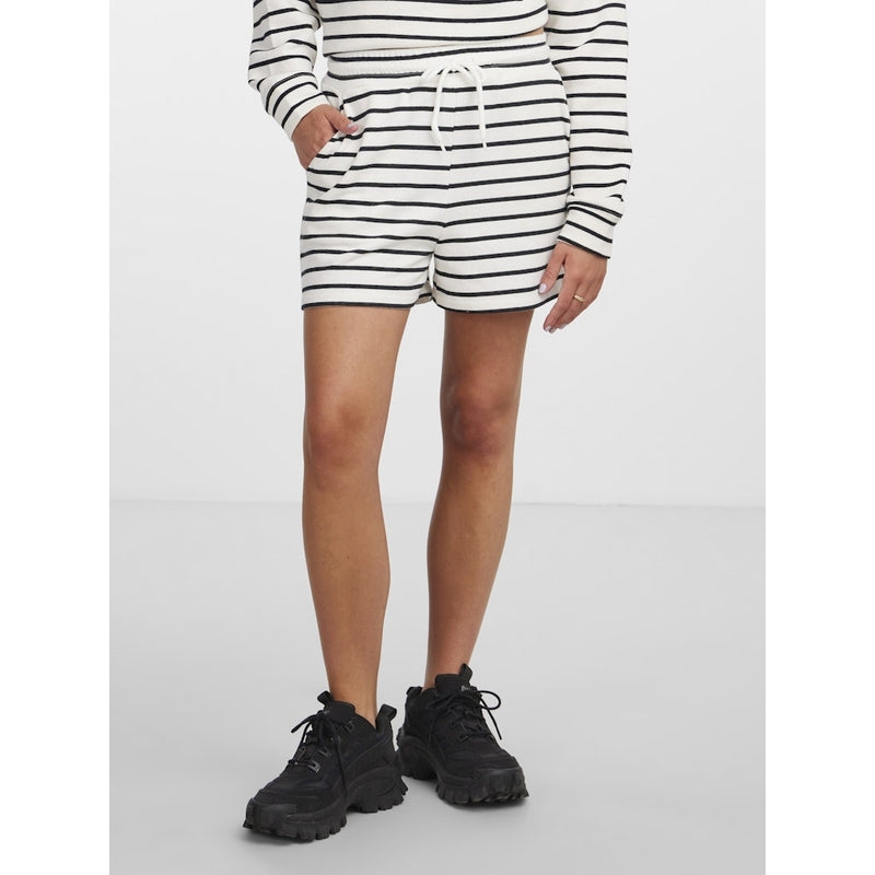 PIECES PCCHILLI dam shorts PCCHILLI Restudsalg Cloud Dancer Stripes BLACK