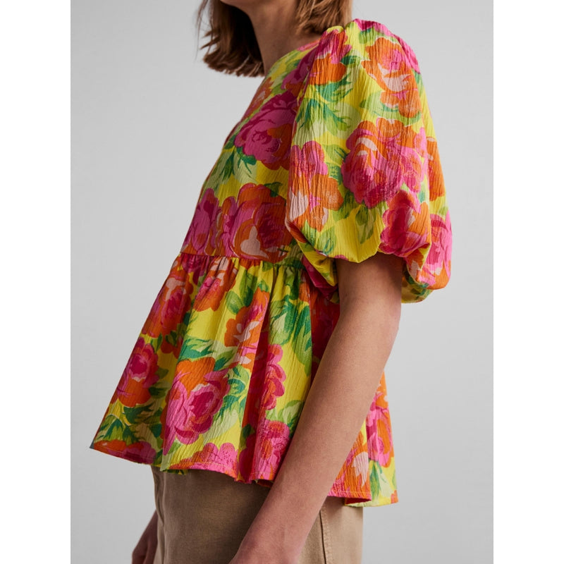 PIECES PIECES X DITTE ESTRUP PCASTA 2/4 TOP D2D Restudsalg Golden Kiwi Flower