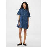 PIECES PIECES dam klänning PCFLORA Dress Medium Blue Denim WHITE FLOWER EMBROIDE