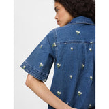 PIECES PIECES dam klänning PCFLORA Dress Medium Blue Denim WHITE FLOWER EMBROIDE