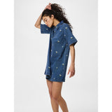 PIECES PIECES dam klänning PCFLORA Dress Medium Blue Denim WHITE FLOWER EMBROIDE