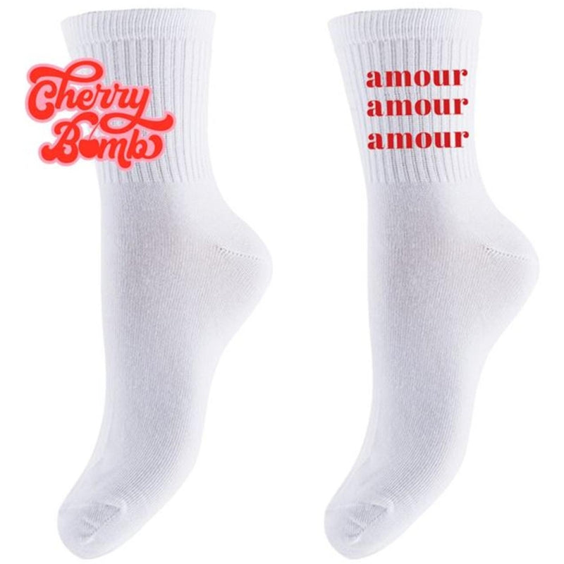 PIECES PIECES dam strumpor PCGABBI Socks Bright White 2 PACK CHERRY BOMB+AMOUR
