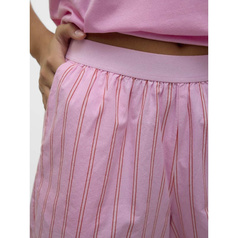 Vero Moda VERO MODA dam shorts VMCHARLOTTE Shorts Bonbon Stripes Fiery red/cloud dancer